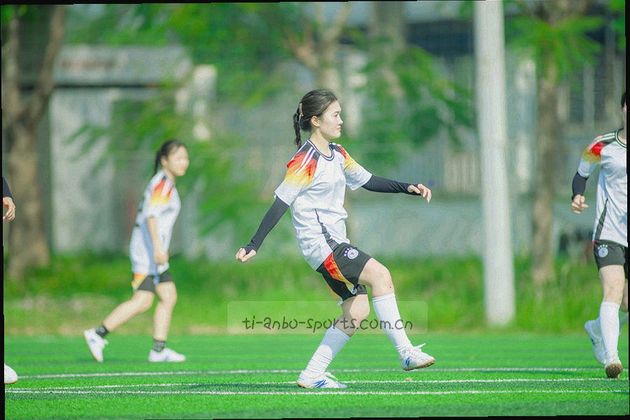 城市夜色中楼宇灯光与道路交织的抽象俯视画面，不出现具体标识